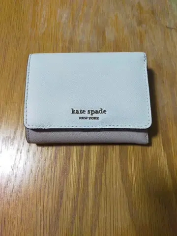 케이트 스페이드 3단 폴더형 지갑 화이트 x 베이지