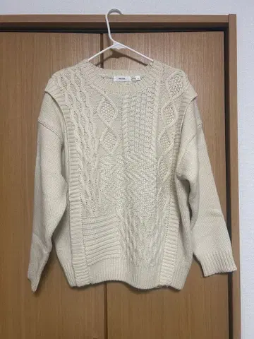 크림색 케이블 니트 스웨터 긴팔