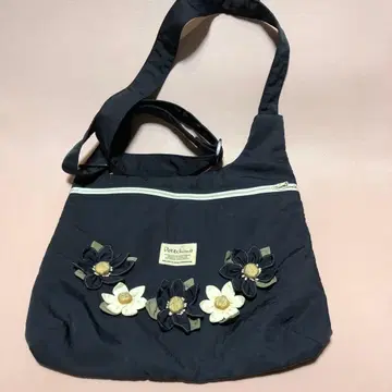 포테치노 블랙 베이스의 꽃 모티브가 달린 숄더 백 -