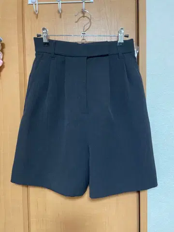 BABYLONE 다크 그레이 하프 팬츠