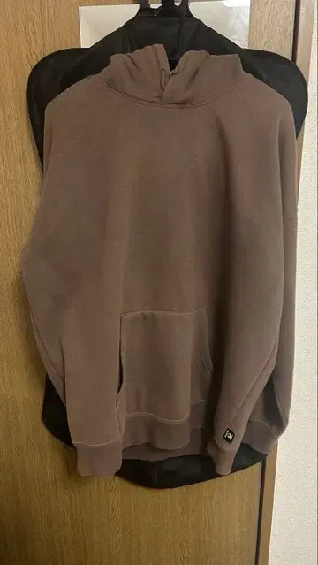 브라운 후드 부착 후드티
