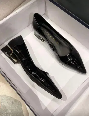 블랙 에나멜 스틸레토 펌프스