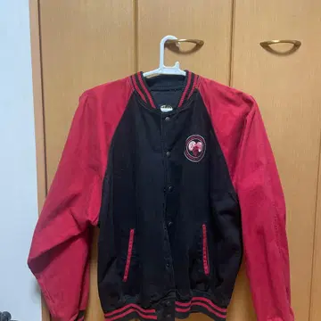 빨간색과 블랙 바시티 자켓 프론트 버튼 포함