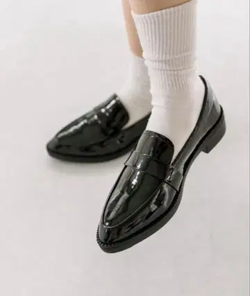 미스틱 에나멜 가죽 로퍼 블랙