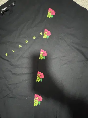 XLARGE 블랙 T셔츠 L 사이즈 꽃무늬