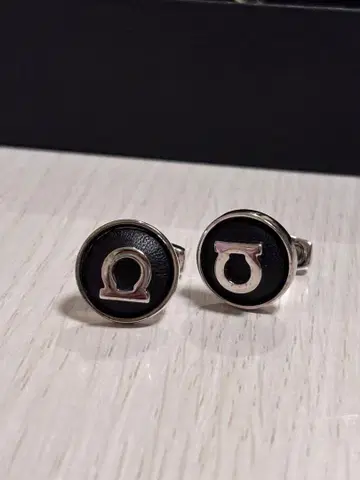 페라가모 커프스 커프스 단추 블랙 가죽 실버