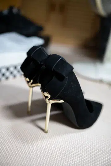 블랙 스웨이드 하이힐 리본 포함 22.5cm