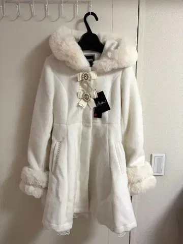 MARS 비쥬 리본 롱 코트 화이트