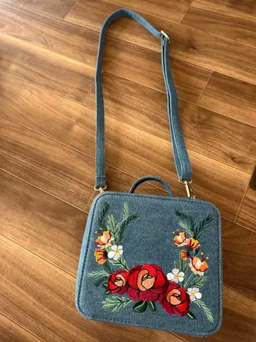데님 블루 자수 숄더백