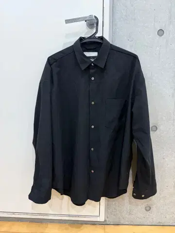 블랙 긴팔 셔츠 가슴 포켓 부착