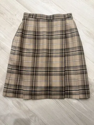 새상품급 코무사 보이즈 체크 무늬 스커트