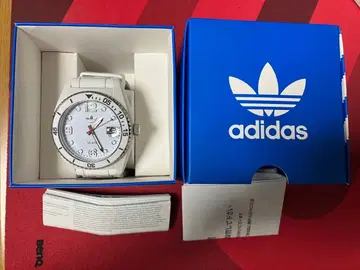 거의 새상품 adidas 화이트 아날로그 시계