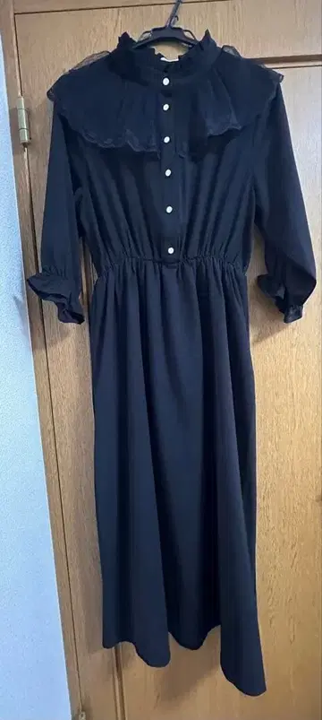 프릴 하이넥 블랙 롱 원피스 심플