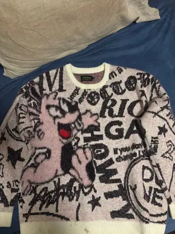 갈피 그래피티 디자인 니트 스웨터