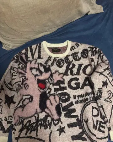 갈피 그래피티 디자인 니트 스웨터