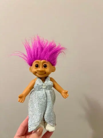 트롤 인형 핑크 머리 실버 드레스