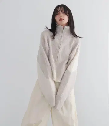 LIAN 뉘앙스 패턴 하프 지퍼 니트