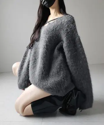 me+em select 크로스 스트랩 컷 아웃 루즈 샤기 니트