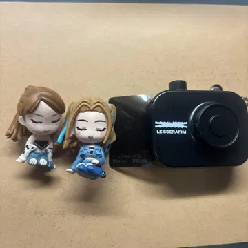 LE SSERAFIM 가챠가챠 미니 피규어 2개, 카메라 세트