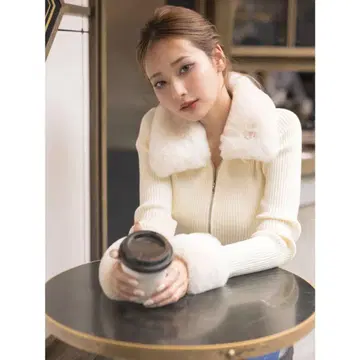 퍼 달린 화이트 집업 스웨터