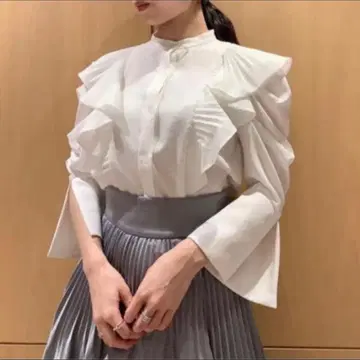 SNIDEL 프릴 파워숄더 블라우스