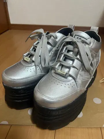 YOSUKE 요스케 통굽 스니커즈 (실버) 23.5cm