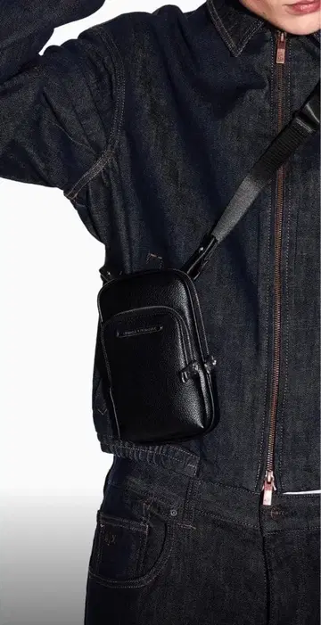 [ 새상품 미사용 ] AX 로고 스트랩 포함 테크 케이스 / 미니 숄더백