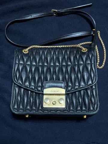 FURLA 퀼팅 숄더백 블랙