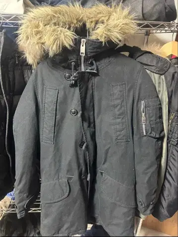 퍼 달린 블랙 다운 자켓