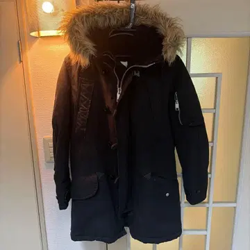 퍼 달린 블랙 다운 자켓