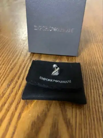 EMPORIO ARMANI 실버 귀걸이 귀걸이만 판매