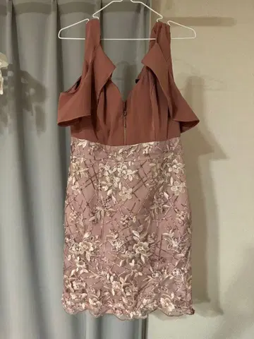 Jewels 핑크 오프숄더 자수 드레스