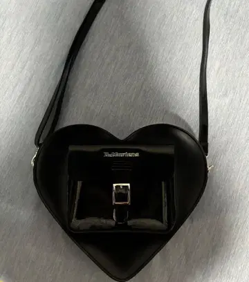 닥터 마틴 하트형 숄더백 블랙