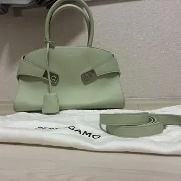 Ferragamo HUG 핸드백 라이트 그린 세이지