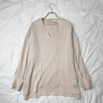 에부르 드레이프 조젯 V넥 블라우스 베이지 S사이즈