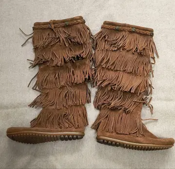 미네통카 5 레이어 프린지 롱 부츠 브라운