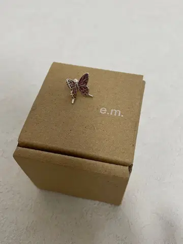 e.m. 귀걸이 나비
