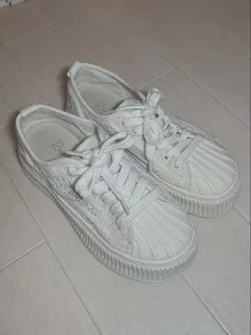 화이트 스트라이프 디자인 스니커즈