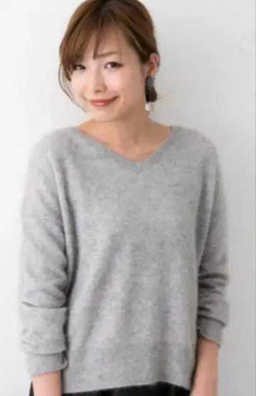 ROSSO 라쿤&실크 V넥 니트 연한 그레이