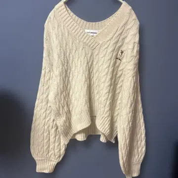 LILY BROWN 아이보리 V넥 케이블 니트