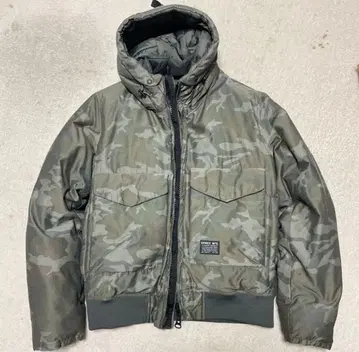 [ 기간 한정 판매 ] AVIREX 카모 패턴 후드 부착 다운 자켓 M