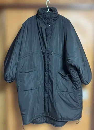 CLEIO 클레이오 드로스트 볼륨 롱 코트 충전솜