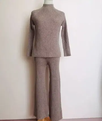 리브 니트 베이지 플레어 팬츠 셋업