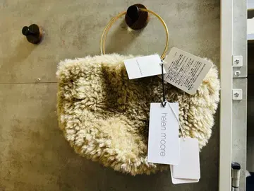 helen moore 베이지 퍼 핸드백