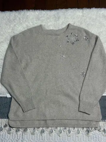 새상품급 SO CLOSE 비쥬 부착 울 혼방 니트