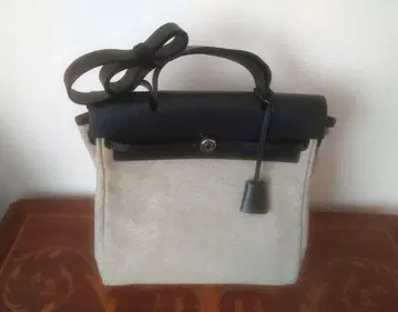 그레이 베이지와 블랙 핸드백