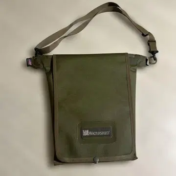 WATERSHED 숄더백 올리브 그린 태블릿 케이스