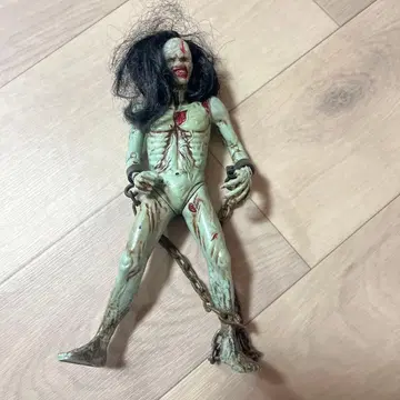 좀비 피규어 체인 달린 피 묻은 디자인