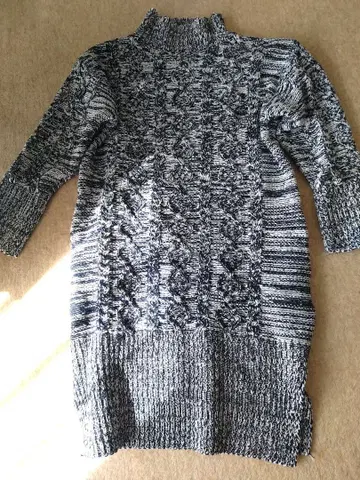 네이비와 화이트의 복슬복슬 케이블 니트 스웨터