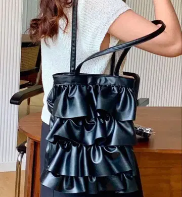 블랙/티어드 프릴 토트백/단 프릴 /인조 가죽